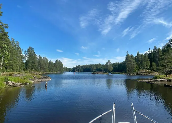 With Annex And View Over Oymarksjoen بيت للعطل